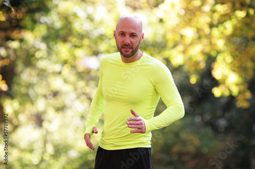 Photo: Mann joggt im Park Mann joggt im Park