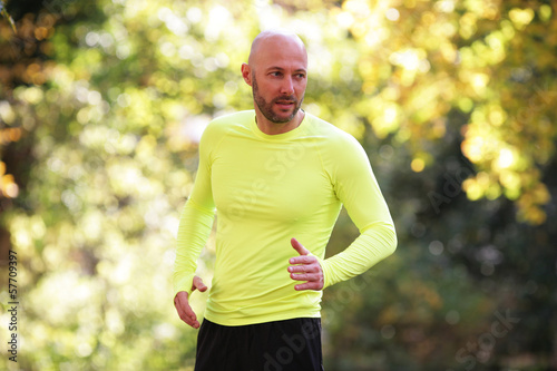 Photo: Mann joggt im Herbst Mann joggt im Herbst