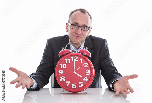Photo: Feierabend - Mann isoliert mit einer Uhr 16.00 Uhr Feierabend - Mann isoliert mit einer Uhr 16.00 Uhr