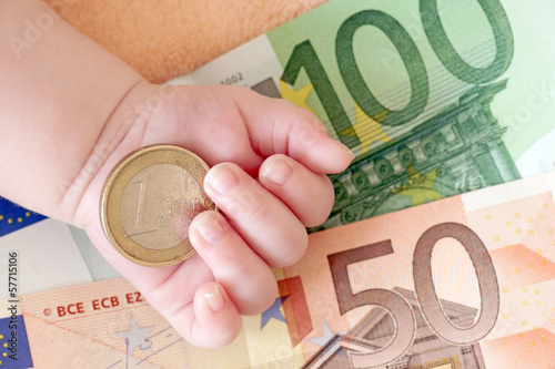 Photo: Hand von einem Baby mit Geld Hand von einem Baby mit Geld