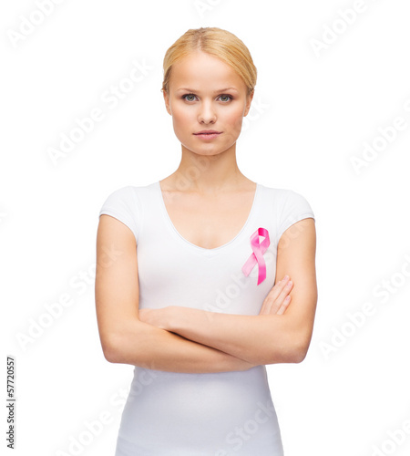 Foto: woman in blank t-shirt with pink cancer ribbon woman in blank t-shirt with pink cancer ribbon