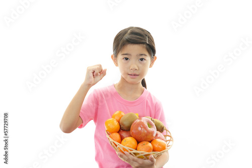Photo: 果物を持つ女の子 果物を持つ女の子