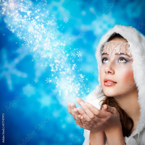 Photo: junge brünette Frau als Schneekönigin junge brünette Frau als Schneekönigin