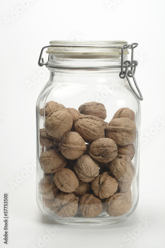 Photo: Nueces en un bote de cristal Nueces en un bote de cristal