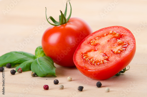 Photo: Tomate mit Basilikum auf Holz Tomate mit Basilikum auf Holz