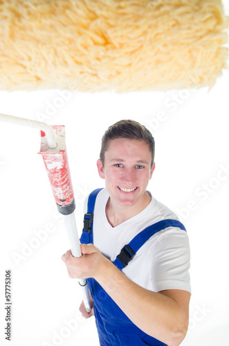 Photo: freundlicher Mann beim Streichen freundlicher Mann beim Streichen
