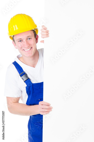 Photo: freundlicher Bauarbeiter hält Schild freundlicher Bauarbeiter hält Schild