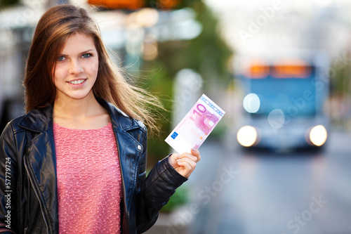 Photo: Junge Frau hält 10 Euro Junge Frau hält 10 Euro