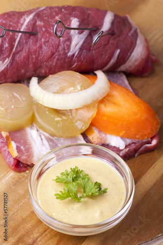 Photo: rohe Roulade und Zutaten rohe Roulade und Zutaten
