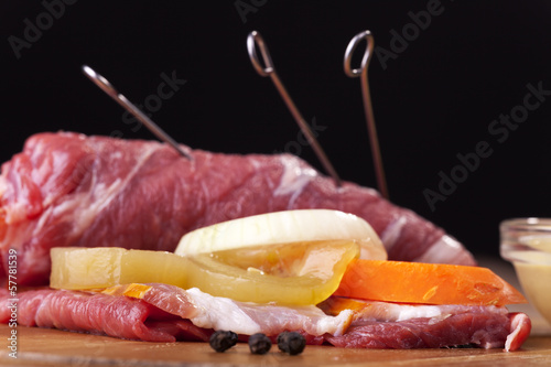 Photo: rohe Roulade und Zutaten rohe Roulade und Zutaten