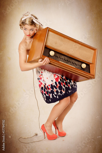 Photo: Pinup Girl sucht Steckdose für ihr Radio Pinup Girl sucht Steckdose für ihr Radio