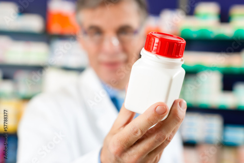 Photo: Apotheker empfiehlt Medikament in Apotheke Apotheker empfiehlt Medikament in Apotheke