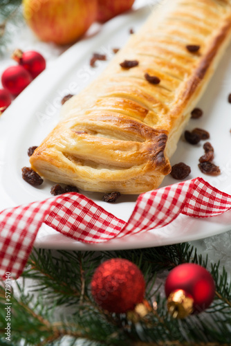 Photo: Blätterteigstrudel gefüllt mit Äpfeln und Rosinen Blätterteigstrudel gefüllt mit Äpfeln und Rosinen