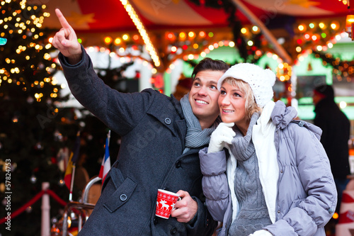 Photo: Pärchen trinkt Glühwein auf Weihnachtsmarkt im Advent Pärchen trinkt Glühwein auf Weihnachtsmarkt im Advent