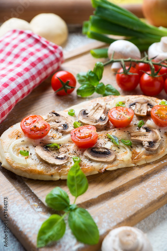 Photo: Mini-Pizza mit Champignons und Tomaten Mini-Pizza mit Champignons und Tomaten