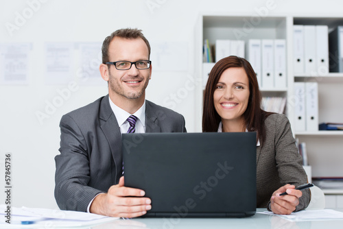 Photo: zwei kollegen am laptop zwei kollegen am laptop
