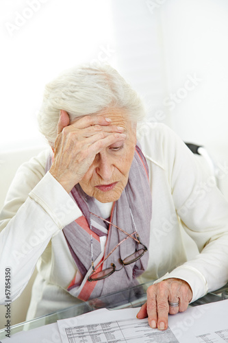 Photo: Altersarmut mit Seniorin und Rechnung Altersarmut mit Seniorin und Rechnung