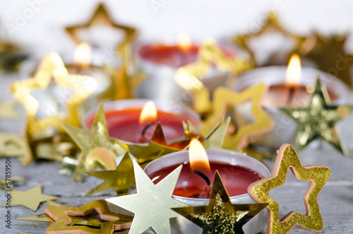 Photo: Frohe Weihnachten: Festliches Kerzenlicht und Goldsternchen Frohe Weihnachten: Festliches Kerzenlicht und Goldsternchen