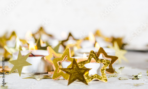 Photo: Frohe Weihnachten: Kerzenlicht und Goldsternchen Frohe Weihnachten: Kerzenlicht und Goldsternchen