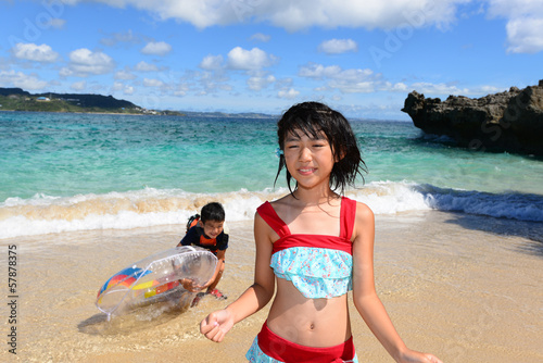 Photo: 海辺で遊ぶ子供たち 海辺で遊ぶ子供たち