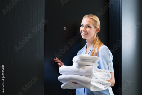 Photo: Service im Hotel wechselt Handtücher Service im Hotel wechselt Handtücher