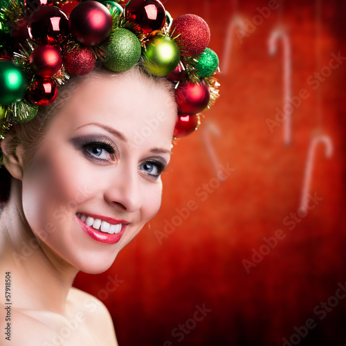 Photo: junge attraktive Frau mit weihnachtlichem Kopfschmuck junge attraktive Frau mit weihnachtlichem Kopfschmuck