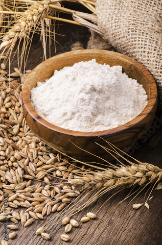 Photo: farina con spighe di grano farina con spighe di grano