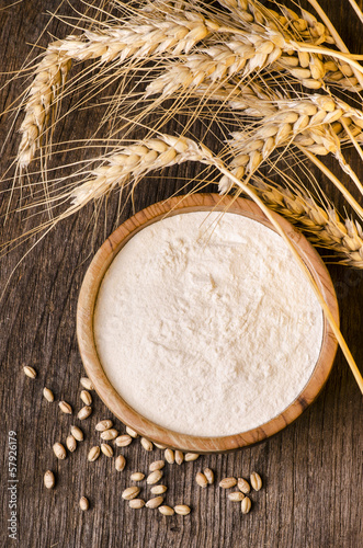 Photo: farina con spighe di grano farina con spighe di grano