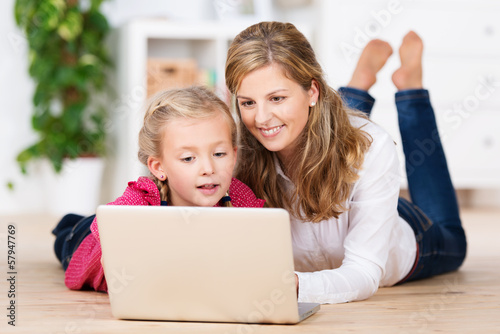 Photo: mutter und tochter surfen im internet mutter und tochter surfen im internet