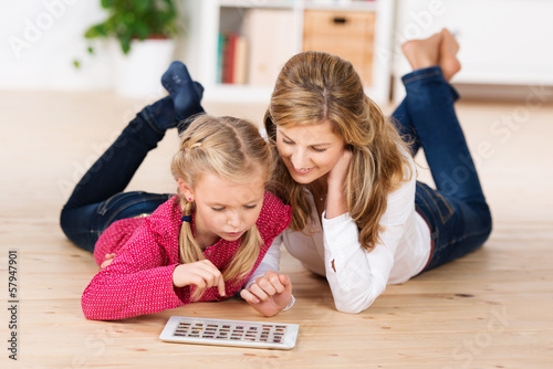 Photo: mutter und tochter schauen fotos am tablet-pc mutter und tochter schauen fotos am tablet-pc