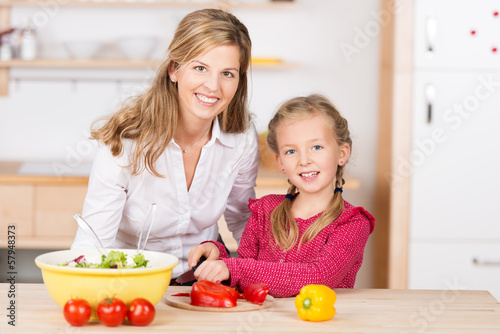 Photo: mutter und kind schneiden gemüse für salat mutter und kind schneiden gemüse für salat