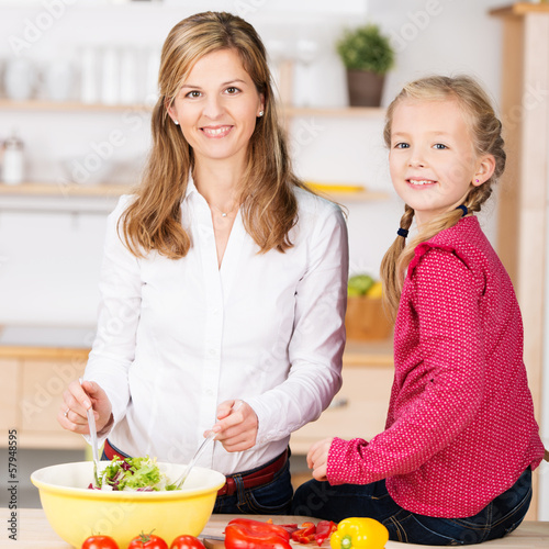 Photo: mutter und tochter bereiten salat zu mutter und tochter bereiten salat zu