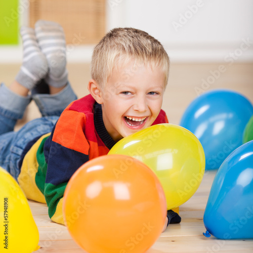 Photo: lachender kleiner junge mit luftballons lachender kleiner junge mit luftballons