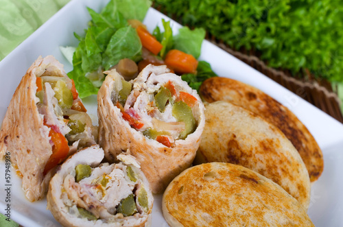 Photo: GEflügelroulade an geröstetem Brot und buntem Salat GEflügelroulade an geröstetem Brot und buntem Salat