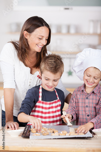 Photo: familie backt plätzchen familie backt plätzchen