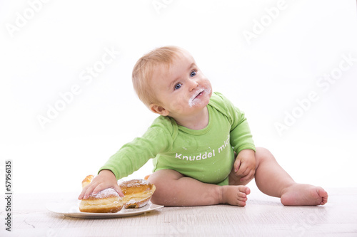 Photo: Kleiner Bub mit einem Krapfen Kleiner Bub mit einem Krapfen