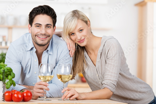 Photo: verliebtes paar trinkt wein in der küche verliebtes paar trinkt wein in der küche