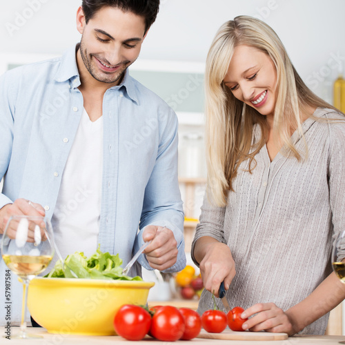 Photo: lachendes paar beim kochen lachendes paar beim kochen
