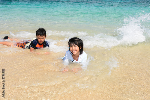 Photo: 南国沖縄の海で遊ぶ子供たち 南国沖縄の海で遊ぶ子供たち