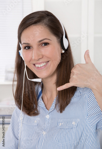 Photo: Junge lachende Frau - Arbeit im Callcenter oder Telefonverkauf Junge lachende Frau - Arbeit im Callcenter oder Telefonverkauf