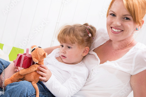 Photo: Mutter & Tochter - rote Haare, lachend am Kindergeburtstag Mutter & Tochter - rote Haare, lachend am Kindergeburtstag