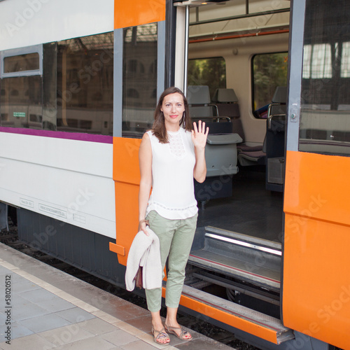 Photo: Frau steigt in die Bahn Frau steigt in die Bahn