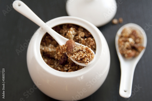 Photo: Selbstgemachtes Granola Müsli mit Quinoa Selbstgemachtes Granola Müsli mit Quinoa