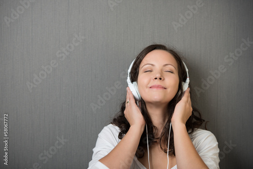 Photo: frau genießt musik mit geschlossenen augen frau genießt musik mit geschlossenen augen
