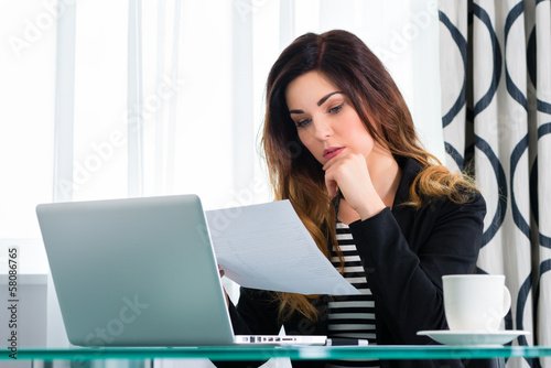 Photo: businesswoman in hotel working with agreement businesswoman in hotel working with agreement