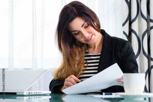 Photo: businesswoman in hotel working with agreement businesswoman in hotel working with agreement