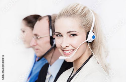 Photo: Mitarbeiter im Callcenter - junge Frau mit Head-Set Mitarbeiter im Callcenter - junge Frau mit Head-Set