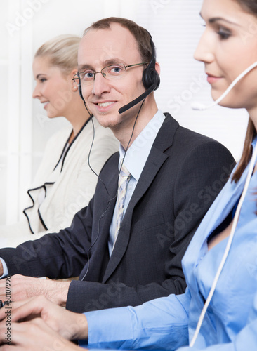 Photo: Mitarbeiter - männlich und weiblich im Callcenter Mitarbeiter - männlich und weiblich im Callcenter