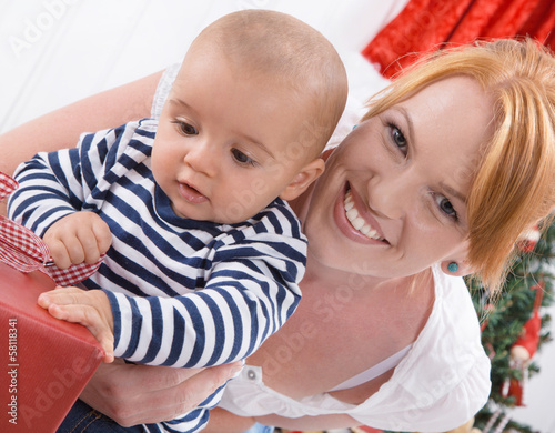 Photo: Familie - Mutter und Baby - erstes Weihnachten Familie - Mutter und Baby - erstes Weihnachten