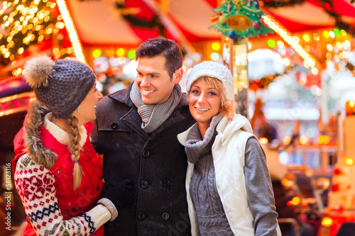 Photo: Freunde auf Weihnachtsmarkt in Adventszeit Freunde auf Weihnachtsmarkt in Adventszeit